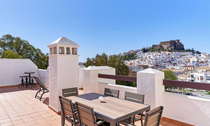 Salobrena Apartment | Apartment 'El Ático Del Oasis' with Sea View, Wi-Fi and Air Conditioning