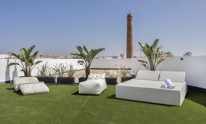 Jerez de la Frontera Old Town Apartment | Apartment 'Calle Larga 48 Golf Incluido' with Private Terrace, Wi-Fi and Air Conditioning