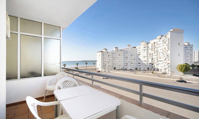 Valdelagrana Apartment | Apartment '1a Linea Valdelagrana' with Sea View, Shared Pool and Wi-Fi