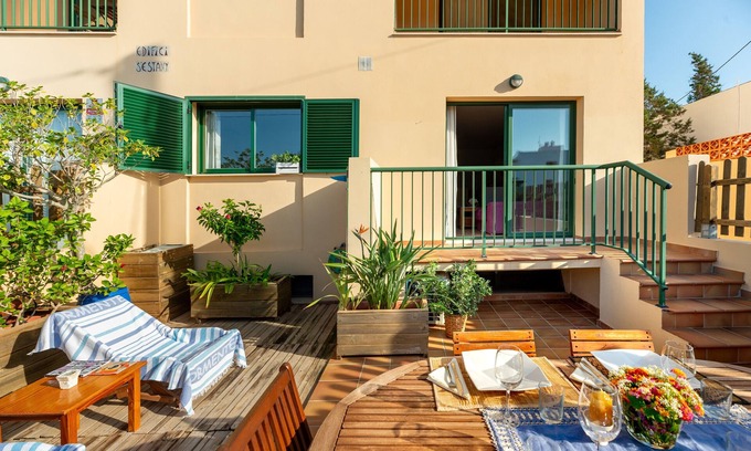 Es Pujols Apartment | Apartment 'Es Pujols' with Private Terrace, Wi-Fi and Air Conditioning
