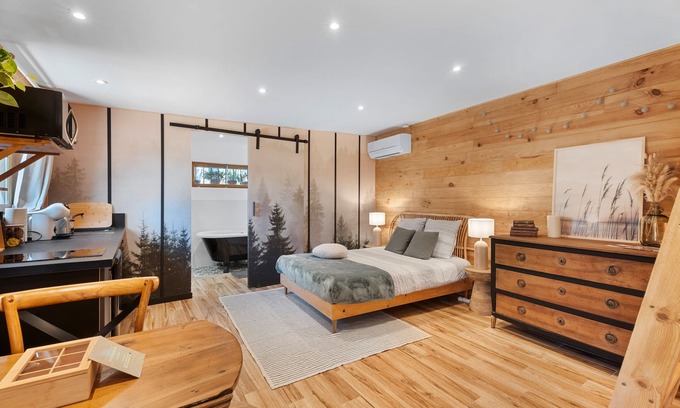 Toulon Apartment | Apartment 'Essencia' with Wi-Fi and Air Conditioning