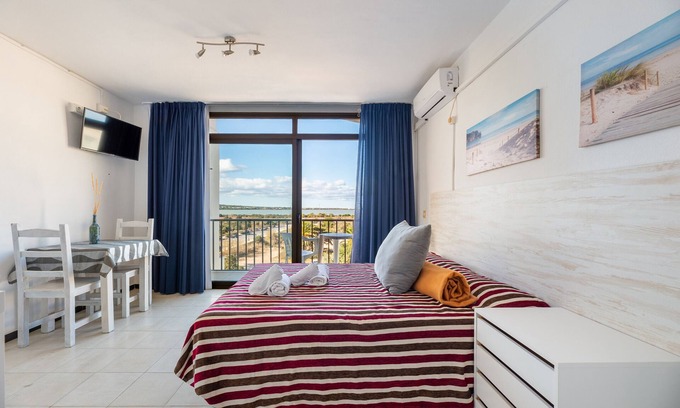 Es Pujols Apartment | Apartment 'Estudio Mirada 309' with Lake View, Wi-Fi and Air Conditioning