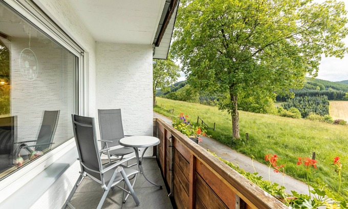 Oberhenneborn Apartment | Apartment 'Eulennest' with Mountain View, Shared Garden and Wi-Fi