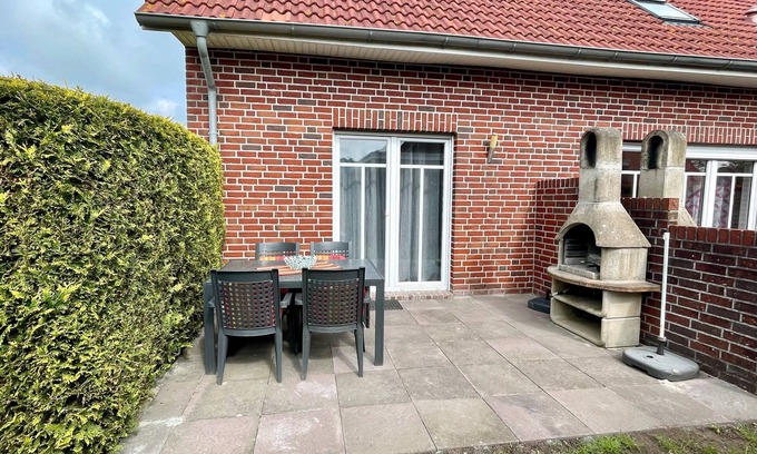 Hamswehrum Apartment | Apartment 'Ferienhaus Seehund' with Private Terrace, Shared Garden and Wi-Fi