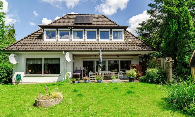 Jever Apartment | Apartment 'Ferienhaus Hannelore' with Private Terrace, Private Garden and Wi-Fi