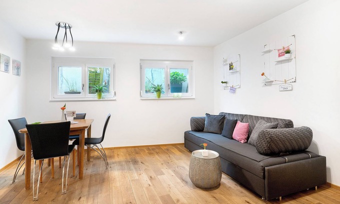 Herbolzheim Apartment | Apartment 'Ferienwohnung Kleeblatt' with Wi-Fi