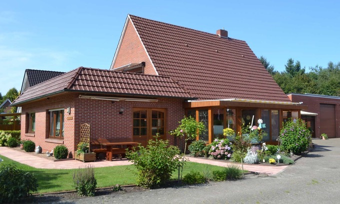 Friesoythe Apartment | Apartment 'Ferienwohnung Meins' with Private Terrace, Private Garden and Wi-Fi