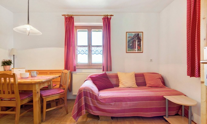 Eschlkam Apartment | Apartment 'Ferienwohnung 4' with Shared Garden, Balcony and Wi-Fi