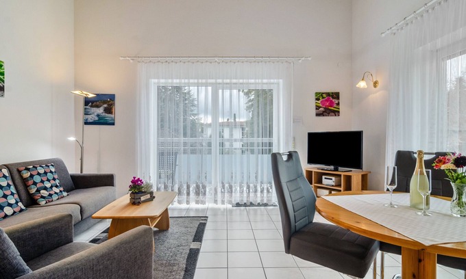Petershausen-Ost Apartment | Apartment 'Ferienwohnung Rechts' with Balcony and Wi-Fi