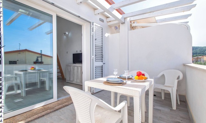 Trinita d'Agultu e Vignola Apartment | Apartment First of Loft with Wi-Fi, A/C & Balcony