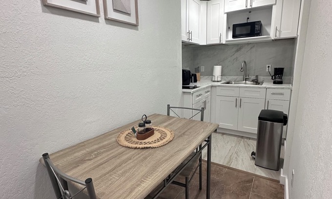 Terrace Park Apartment | Apartment for 2 people only 5 minutes from Bush Garden and USF, cozy.