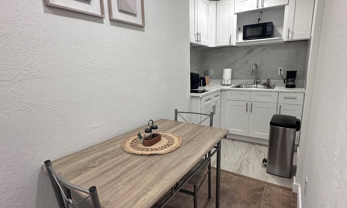 Terrace Park Apartment | Apartment for 2 people only 5 minutes from Bush Garden and USF, cozy.