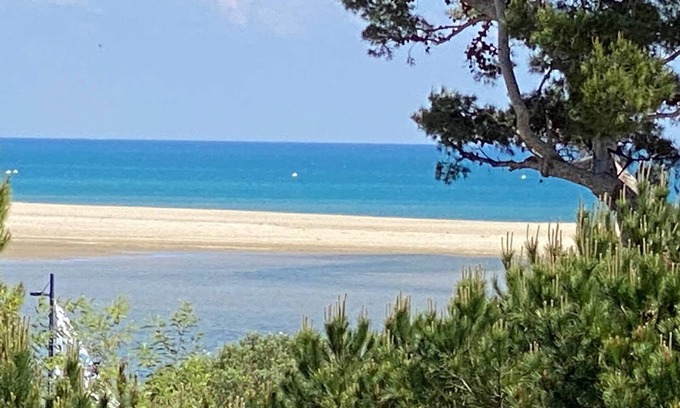 La Franqui Apartment | Apartment for 4 people, near beach, parking, terrace, shops nearby