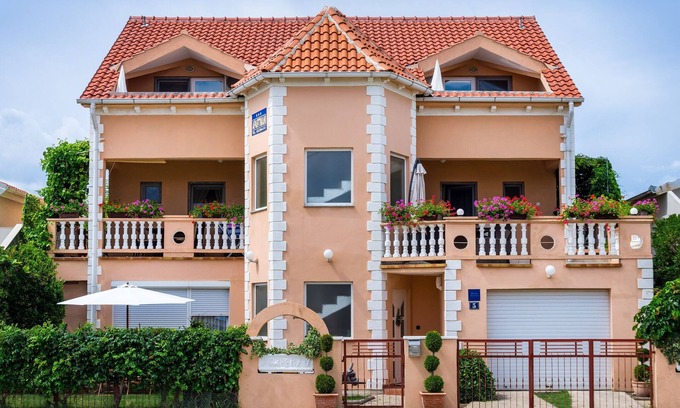 Nin Apartment | Apartment for 4 people in a quiet location 100m from the sandy beach