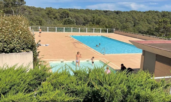 La Bouverie Apartment | Apartment 'Appart 1 Chambre, Calme' with Shared Pool, Wi-Fi and Air Conditioning