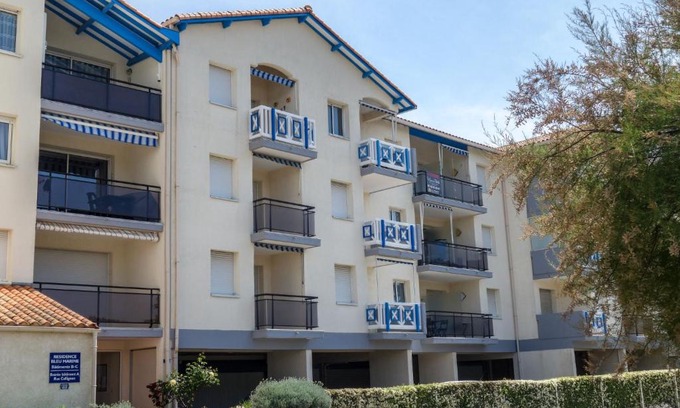 Saint-Georges-de-Didonne Apartment | Apartment Bleu Marine by Interhome