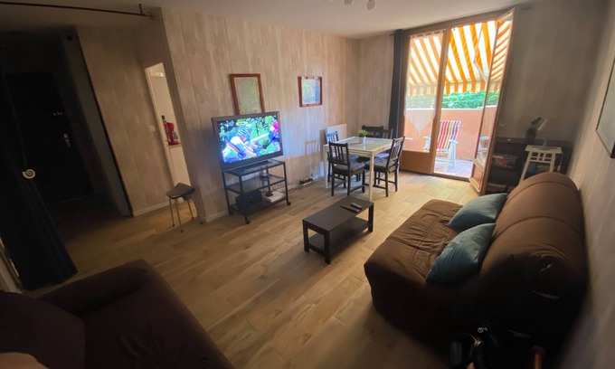 Saint-Mandrier-sur-Mer Apartment | Apartment of 55m2, beach at 80m and pine forest, terrace, 1 bedroom, independent kitchen