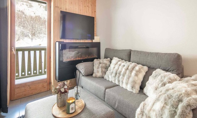 Saint-Sorlin-d'Arves Apartment | Apartment in Saint-Sorlin with Mountain Views