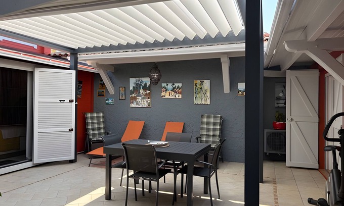 Six-Fours-les-Plages House | Apartment 'Autour D'un Patio, Proche Mer' with Private Terrace, Wi-Fi and Air Conditioning