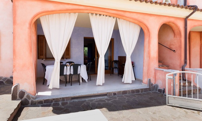 Monte Petrosu Apartment | Apartment 'Granito's' with Partial Sea View, Wi-Fi and Air Conditioning