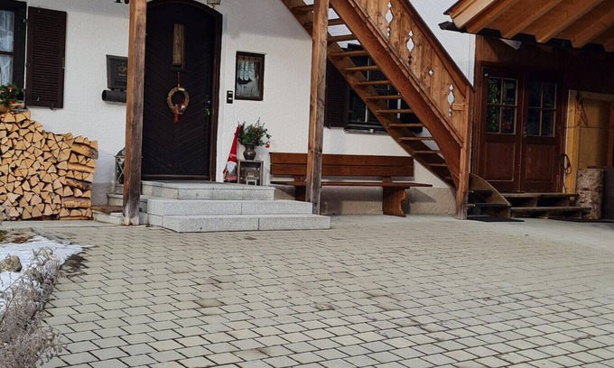 Mittenwald Apartment | Apartment 'Haus Bergblick' with Balcony and Wi-Fi