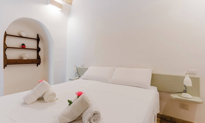 Tuglie Apartment | Apartment 'Helga' with Shared Terrace, Wi-Fi and Air Conditioning