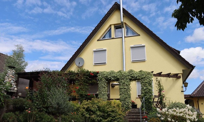 Steisslingen Apartment | Apartment 'Honacker' with Private Terrace, Shared Garden and Wi-Fi