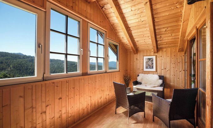 Aldino Apartment | Apartment "Huanzhof Weißhorn" with Mountain View, Garden & Terrace