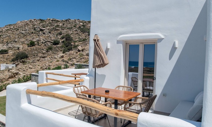 Mikri Vigla Apartment | Apartment In A Hotel 'Naxos Earth Suites Quadruple' with Sea View and Air Conditioning