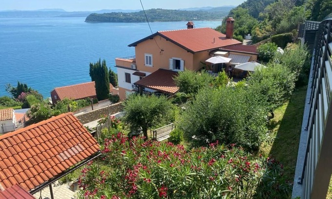 Piran Apartment | Apartment in a quiet location with beautiful sea views. Just a few minutes' walk to the beach