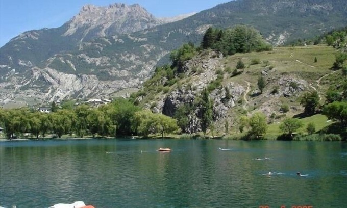 La Roche-de-Rame Apartment | Apartment in Chalet, 150 m from a natural lake, large garden, very quiet.
