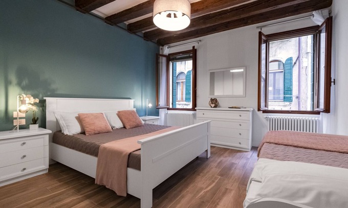 Dorsoduro Apartment | Apartment in Dorsoduro with 2 rooms, canal view, WIFI and air conditioning