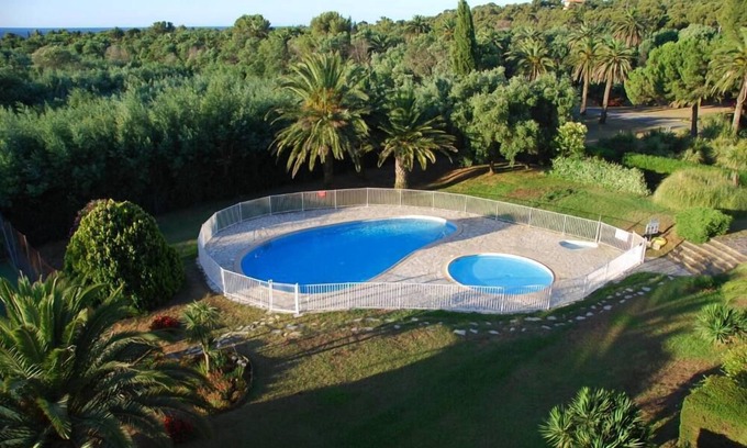 Pardigon Apartment | Apartment in residence with swimming pool