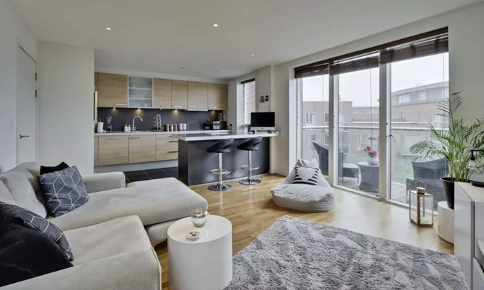 Elmbridge Apartment | Apartment in Walton-On-Thames - King Bed