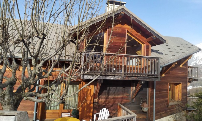 Enchastrayes Apartment | Apartment in magnificent chalet at the foot of the slopes and hiking trails