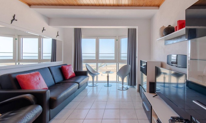 Mariakerke Apartment | Apartment in Mariakerke with Stunning Sea Views