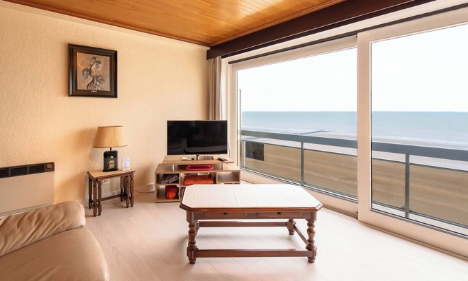 Middelkerke Apartment | Apartment in Middelkerke with Beach Views