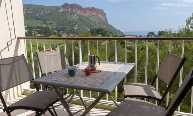 Cassis Apartment | Apartment in residence, sea view and Cap Canaille