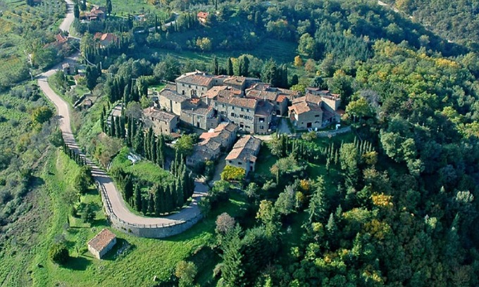Starda Apartment | Apartment in the castle, with restaurant and swimming pool, pink