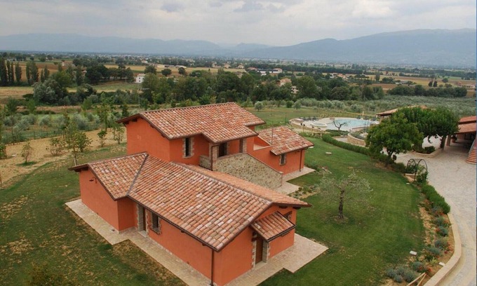 Bettona House | Apartment in Umbria with Infinity Pool Views