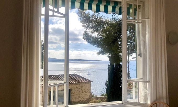 Sanary-sur-Mer Apartment | Apartment in villa with a spectacular view of the bay of sanary
