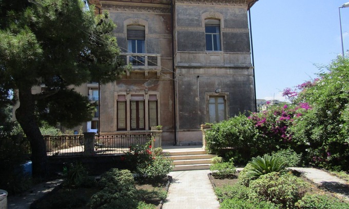 Ognina Apartment | Apartment in Villa Liberty with garden overlooking Etna and near the sea