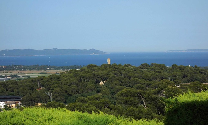 Hyeres Apartment | Apartment in villa, sea view from bedrooms