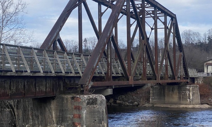 Black Fork Apartment | Apartment is right beside bike trail and The Shavers Fork River and coffee shop!