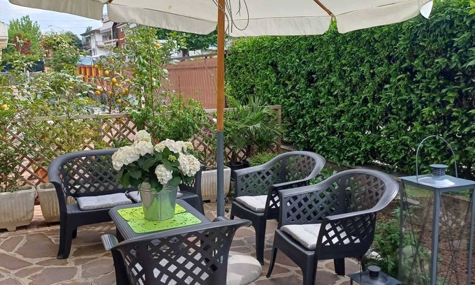 Sandra Apartment | Apartment 'Casa Fiore di Magnolia' with Private Garden, Balcony and Air Conditioning