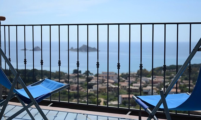 Santa Maria Navarrese Apartment | Apartment 'Vista Mozzafiato' with Sea View, Wi-Fi and Air Conditioning