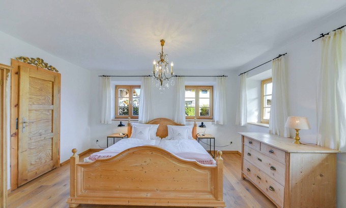 Uebersee Apartment | Apartment 'Kneissl Alte Gendarmerie Übersee' with Mountain View, Private Terrace and Wi-Fi
