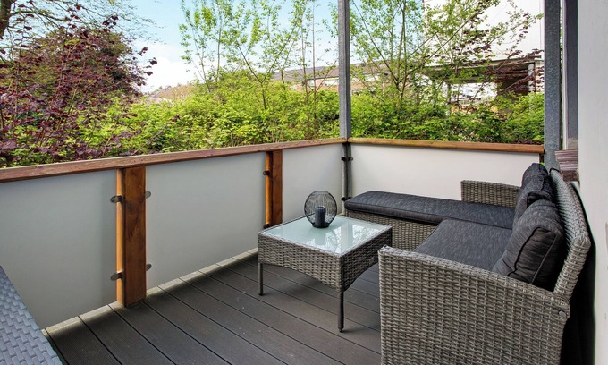 Center Apartment | Apartment "Komfortable Ferienwohnung Nähe Südstrand" with Balcony & Wi-Fi