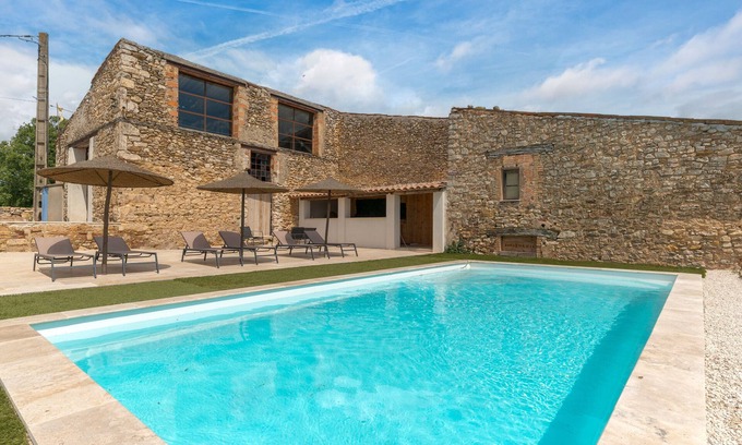 Esparron Apartment | Apartment 'La Bergerie' with Shared Pool, Wi-Fi and Air Conditioning