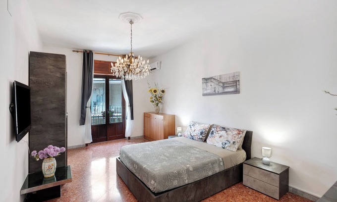 Salerno Apartment | Apartment 'La Divina - Salerno Stazione' with Balcony, Wi-Fi and Air Conditioning